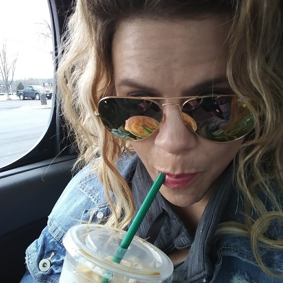 Meet your Posher, Allyssa - Picture 3 of 5